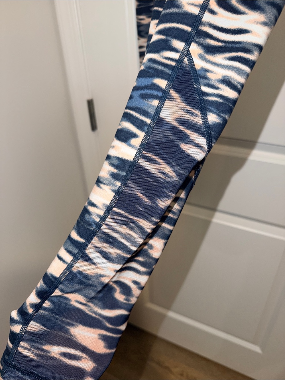 Sweaty Betty Sculpt Yoga Leggings 7/8 Length Stellar Blue Water Print, Size XL - Picture 10 of 12